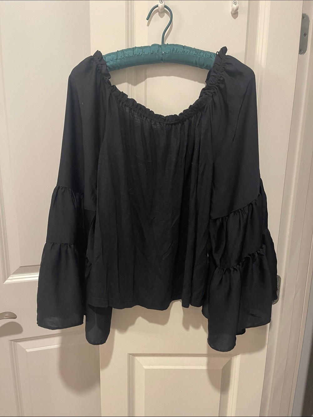 Black on or Off-Shoulder Ruffle Sleeve Women's Top